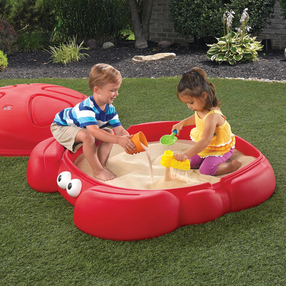 Red Plastic Outdoor Sandbox with Cover V802